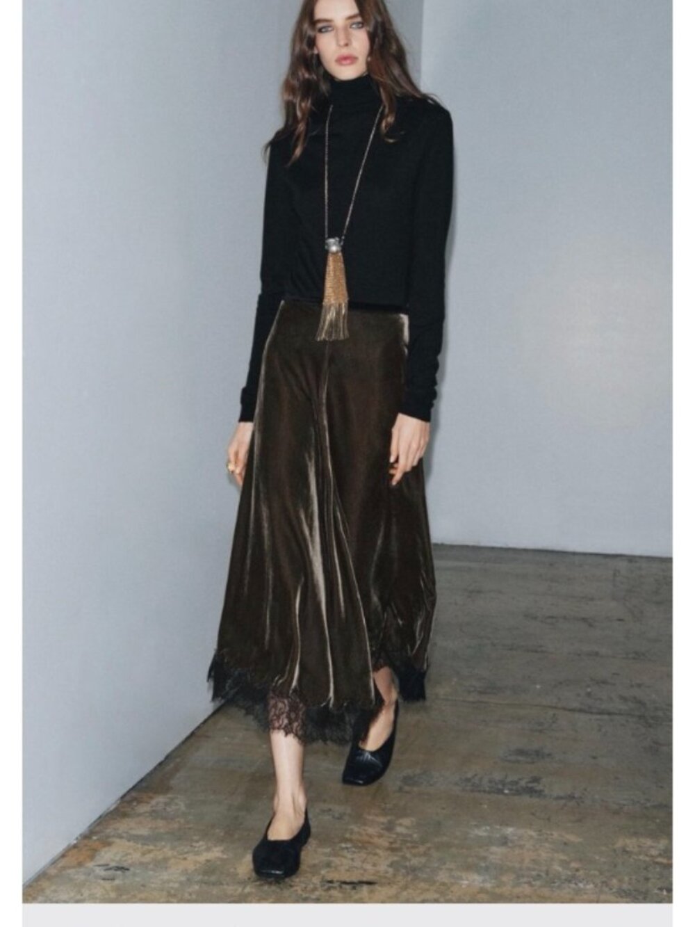 Zara Velvet Lace Skirt. Small. Greenish.